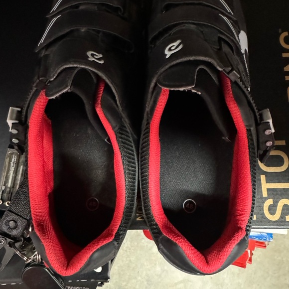 Peloton cycling shoes sz 48 13.5 but fits like a 13 - Picture 2 of 3